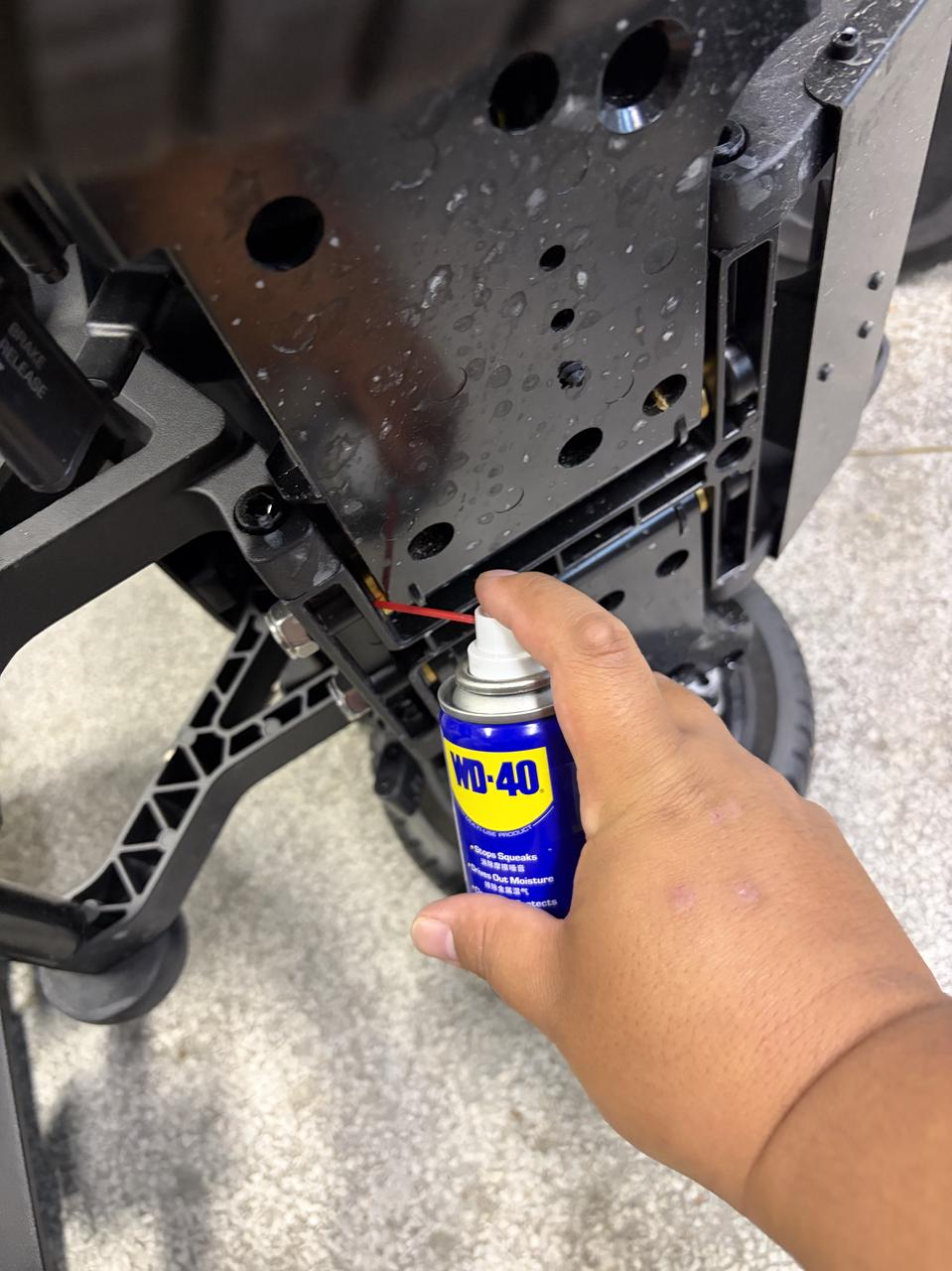 Lubrication point in the chassis and rear shock absorber area, view 1