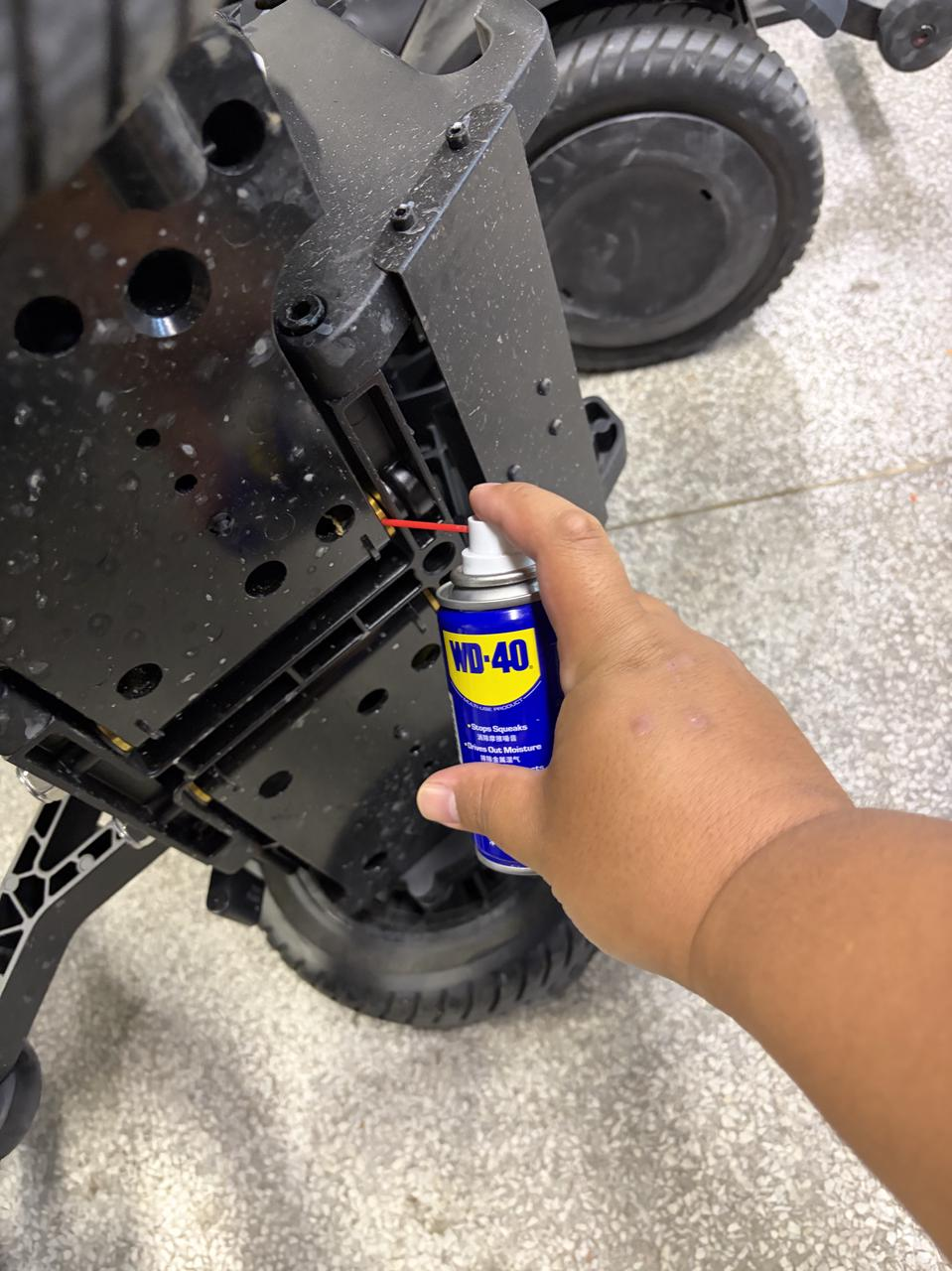 Lubrication point in the chassis and rear shock absorber area, view 2